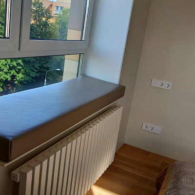 Бежевый матрас на подоконник на окно для мягкой посадки. Отзыв клиента Гливер, рейтинг 5 звезд.